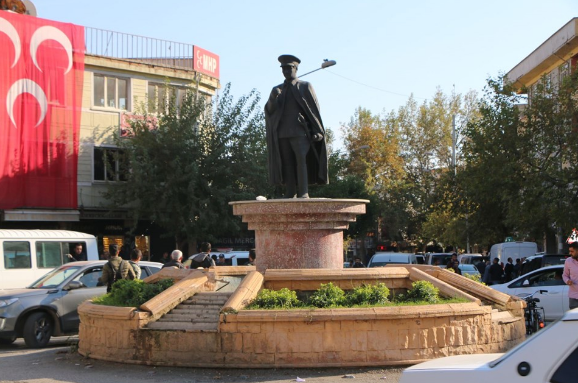 Atatürk heykeline çıktı linçten zor kurtuldu!