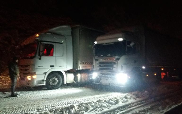 Konya'da kar engeli: Araç geçişi durduruldu