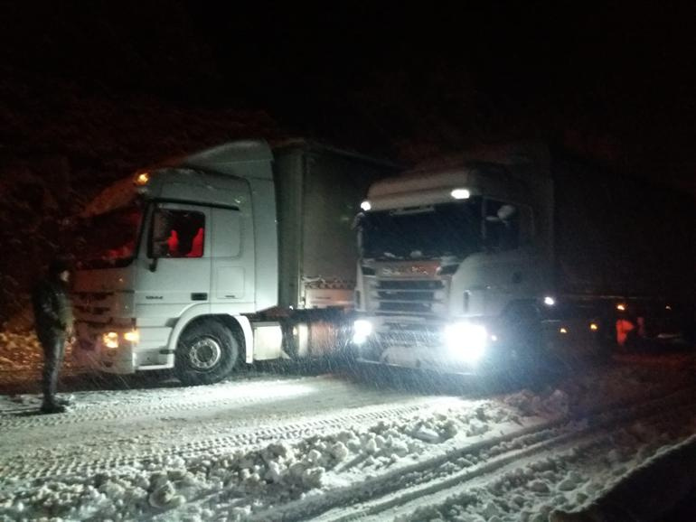 Konya'da kar engeli: Araç geçişi durduruldu
