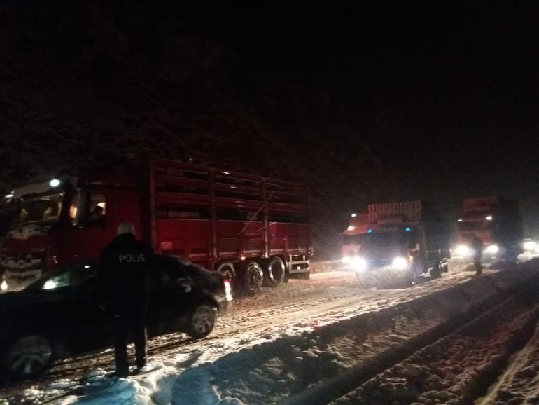 Konya'da kar engeli: Araç geçişi durduruldu