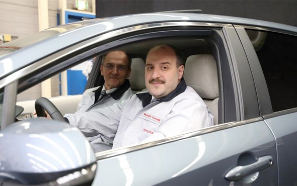 Mustafa Varank yeni Toyota Corolla Hibrit modelini test etti