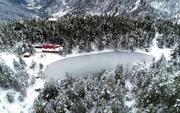 Trabzon'da  Limni Gölü kar güzelliğiyle büyülüyor