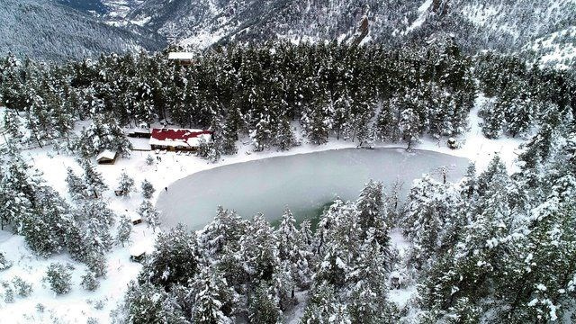 Trabzon'da  Limni Gölü kar güzelliğiyle büyülüyor