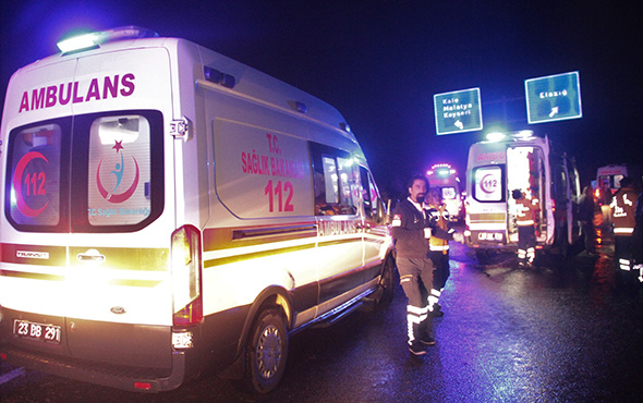 Elazığ'da feci kaza: Midibüs şarampole uçtu!