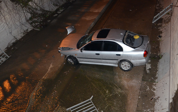 Sancaktepe'de otomobil su kanalına devrildi: 4 yaralı