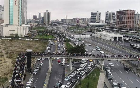  İstanbul Kitap Fuarı'nda hafta sonu yoğunluğu üst geçitler kilitlendi