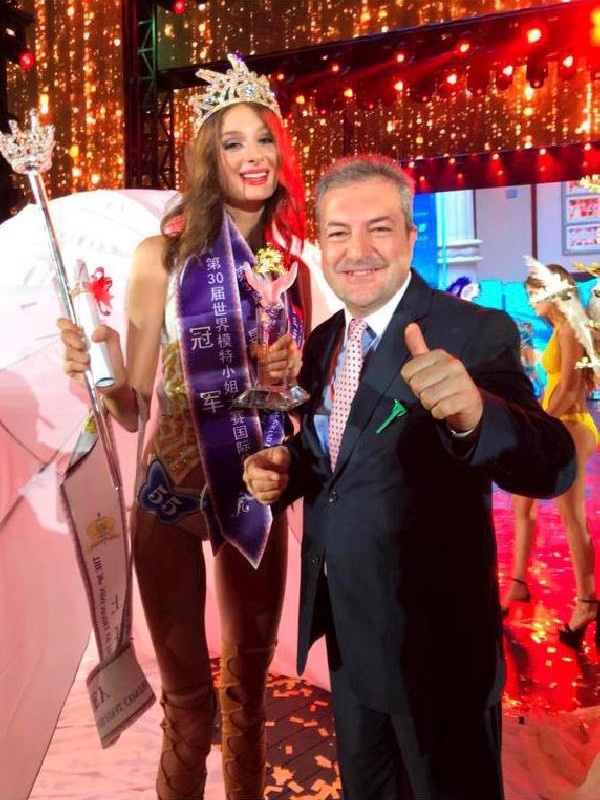 İzmirli Pınar 'Mankenler Kraliçesi' seçildi!