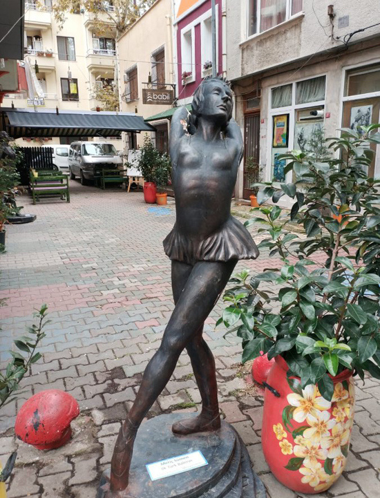 İstanbul'da Türkiye'nin ilk balerini Meriç Sümen heykeline tecavüz girişimi