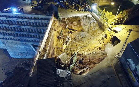 Ümraniye'de metro inşaatı yanındaki yol çöktü 2 kişi hayatını kaybetti