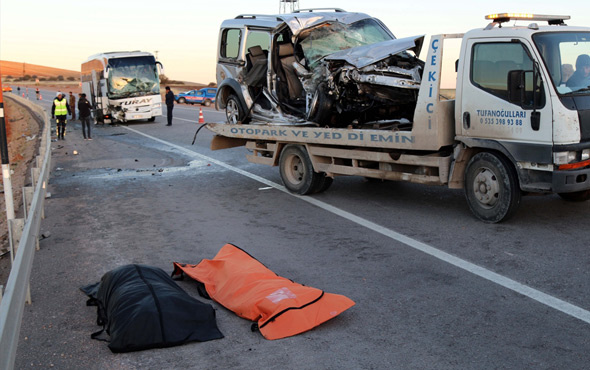 Sivas'ta yolcu otobüsü hafif ticari araçla çarpıştı: 2 ölü 4 yaralı