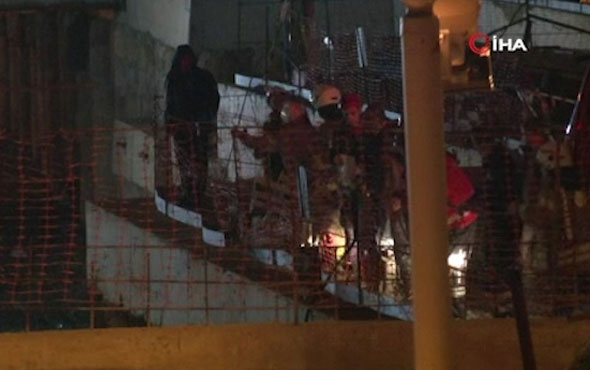 Ümraniye'de metro inşaatı yanındaki yol çöktü 2 kişi toprak altında