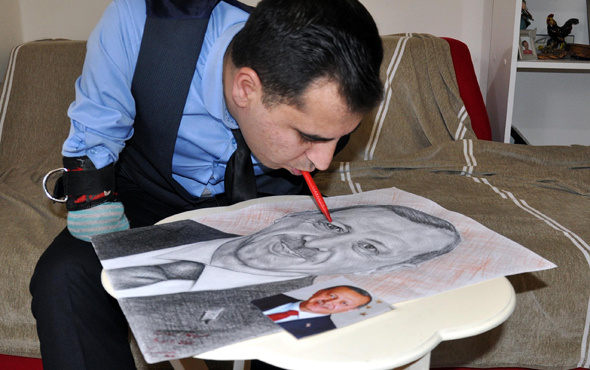 Kolları olmayan ressam ağzıyla Cumhurbaşkanlarının portresini çizdi