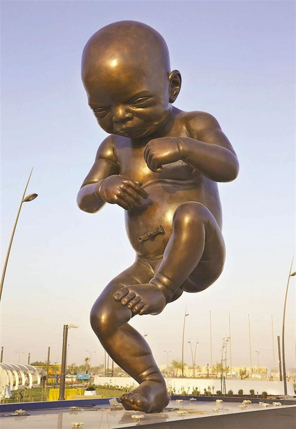 Ortadoğu'nun ilk çıplak heykelleri sergileniyor hem de hastane bahçesinde