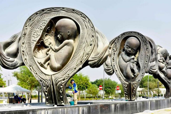 Ortadoğu'nun ilk çıplak heykelleri sergileniyor hem de hastane bahçesinde
