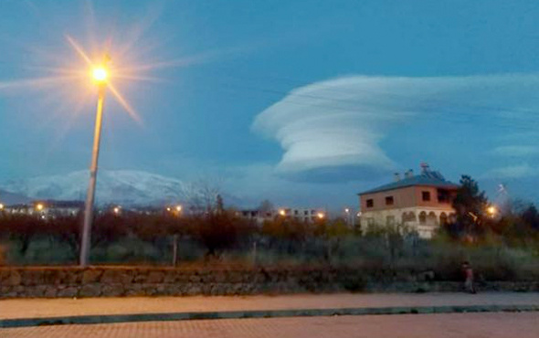 Bitlis'te gökyüzünde sıra dışı görüntü gören cep telefonuna kaydetti