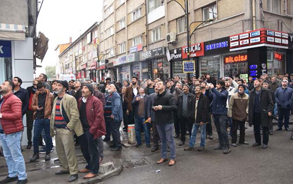 Çatıda yangın çıktı Sivaslılar film izler gibi izledi