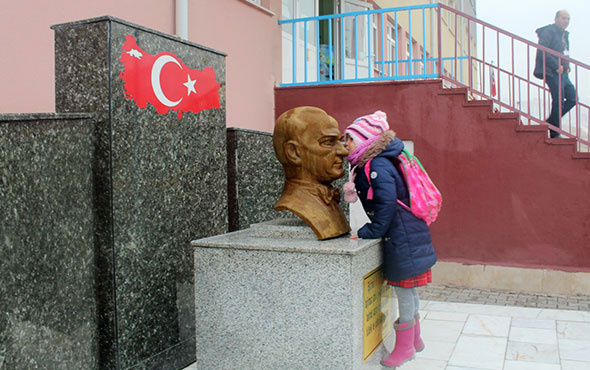 Her sabah Atatürk büstünü öpüp sınıfa giriyor