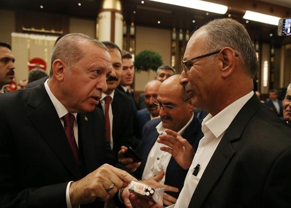 Cumhurbaşkan Erdoğan sigara içen muhtarın paketini aldı