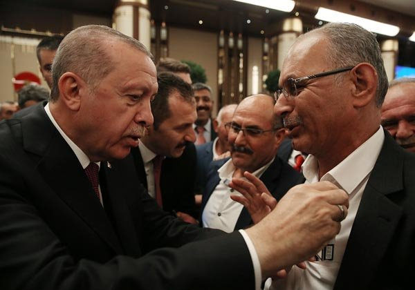 Cumhurbaşkan Erdoğan sigara içen muhtarın paketini aldı