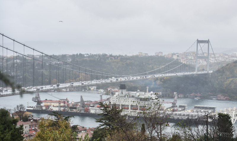 Dünyanın en büyük inşaat gemisi İstanbul Boğazı'ndan geçti