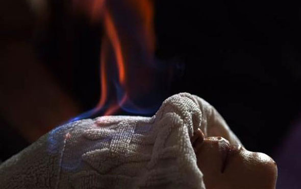 Yeni akım Ateş Terapisi! Yanan havluyu insanların yüzlerine basıyorlar
