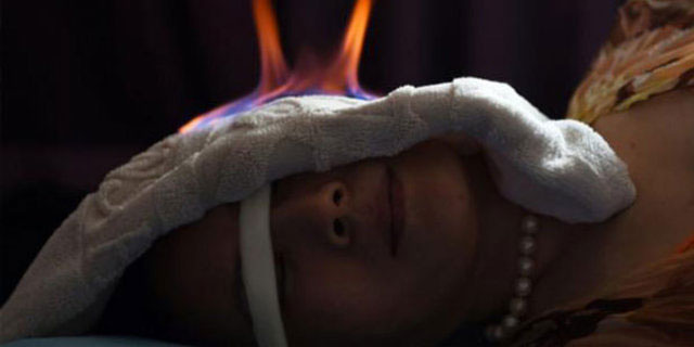 Yeni akım Ateş Terapisi! Yanan havluyu insanların yüzlerine basıyorlar