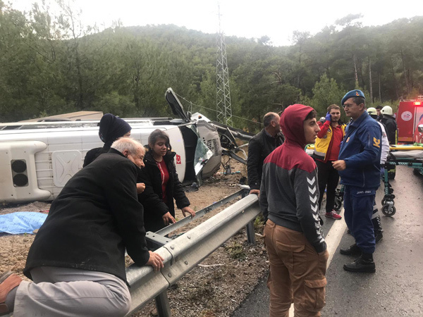 Antalya'da feci kaza! Çok sayıda yaralı var