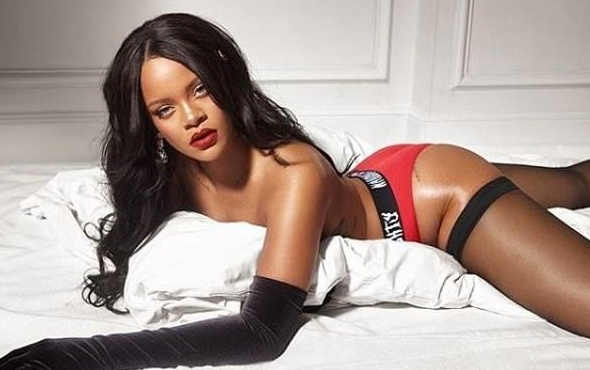 Rihanna iç çamaşırı modelliği yaptı üstsüz poz verdi