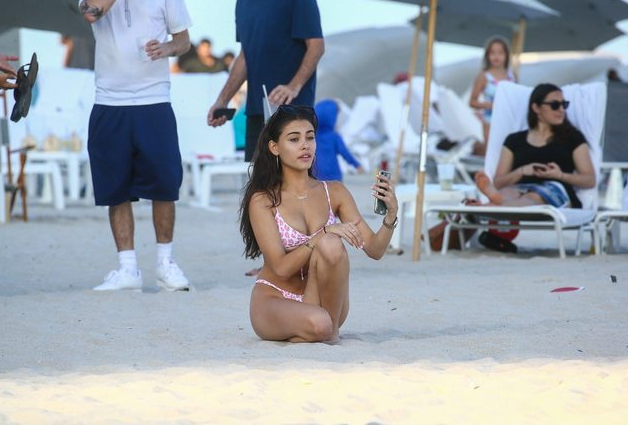 19 yaşındaki şarkıcı Madison Beer'in bikinisi küçük gelince alay konusu oldu