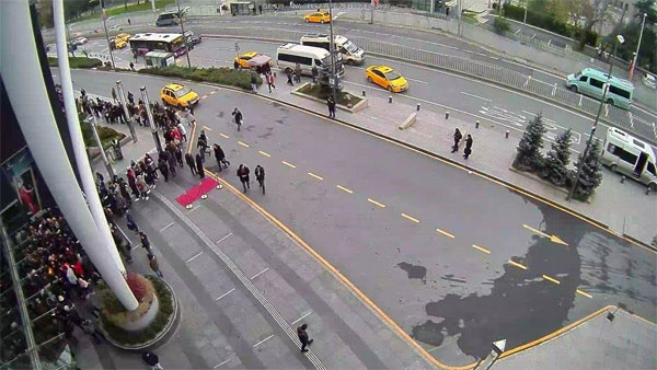 İstanbul'da 'cuma' çılgınlığı içeride de dışarıda da kuyruklar var