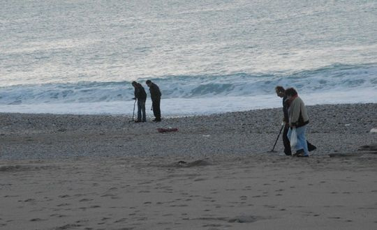 Turistler gitti dedektörler sahilde altın avı başladı 