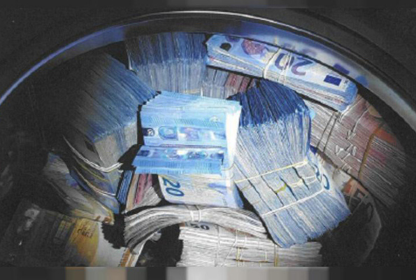 Çamaşır makinasının içinden servet çıktı Tam 350 bin euro