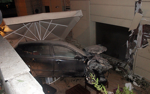 Akılalmaz kaza: Kadın sürücü apartmanın bahçesine uçtu!