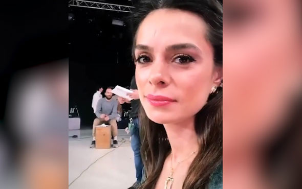 Özge Özpirinçci'nin Karakomik set halleri!