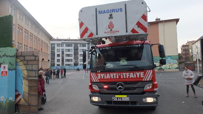 Ataşehir'de ilköğretim okulunda yangın çıktı