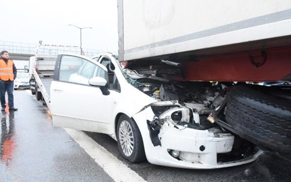 TIR'a arkadan çarpan otomobilin hız kadranı 165'te takılı kaldı