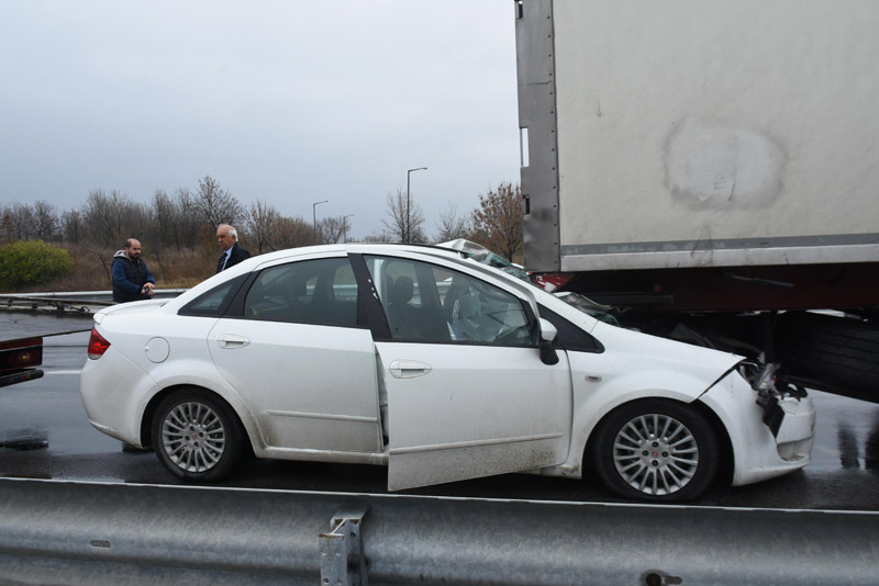 TIR'a arkadan çarpan otomobilin hız kadranı 165'te takılı kaldı