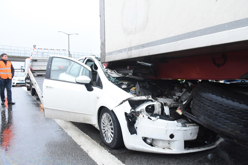 TIR'a arkadan çarpan otomobilin hız kadranı 165'te takılı kaldı