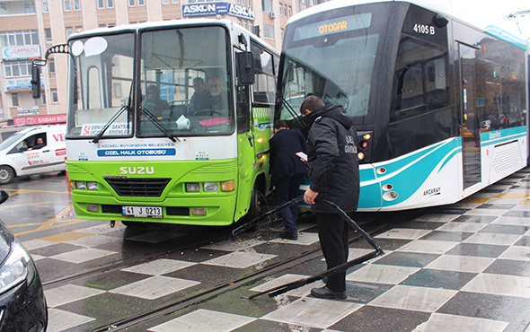 Tramvay hatta giren özel halk otobüsüne çarptı!