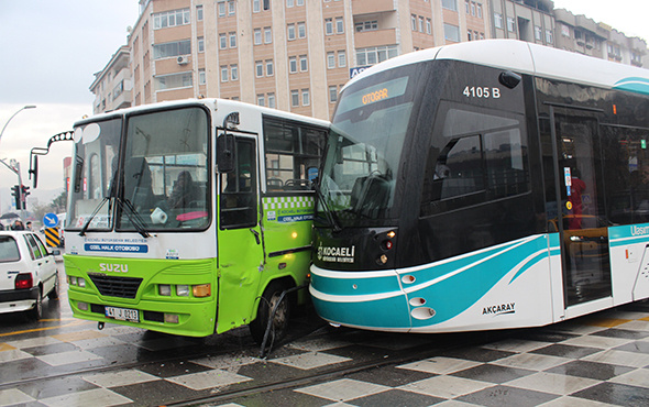 Tramvay hatta giren özel halk otobüsüne çarptı!