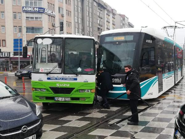 Tramvay hatta giren özel halk otobüsüne çarptı!