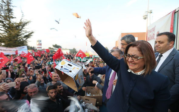 Yeniden aday olan Fatma Şahin Gaziantep'te büyük bir coşkuyla karşılandı