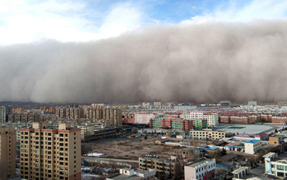 Çin'i kum fırtınası vurdu