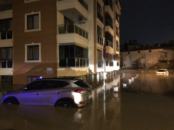 Edirne'de caddeler göle döndü hastaneyi su bastı!