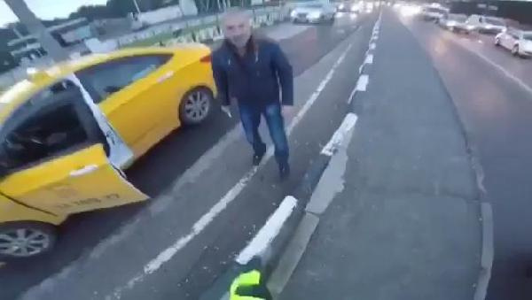 Taksici olayları devam ediyor: Bıçakla üzerine yürüdü!