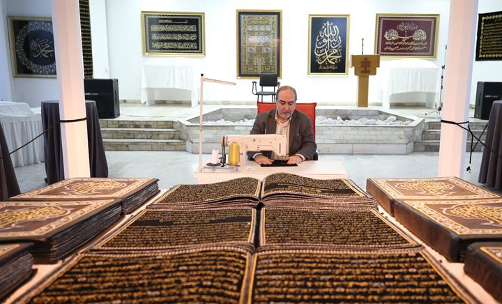 Kur'an-ı Kerim'i 12 yılda kumaşa işledi