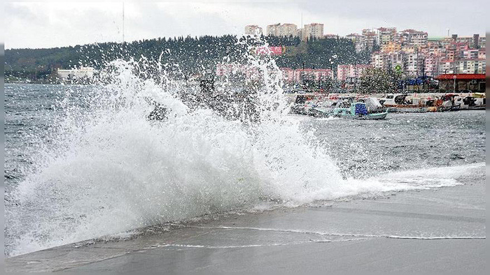 Saros'taki fırtına İstanbul'u vurdu uçaklar inemedi tekneler battı