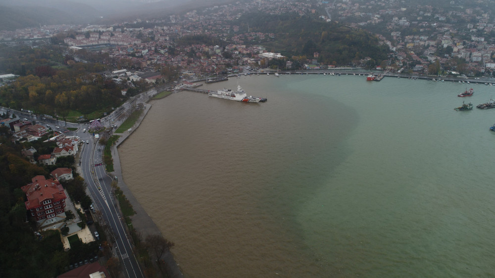 İstanbul Boğazı sağanak sonrası çamurla kaplandı