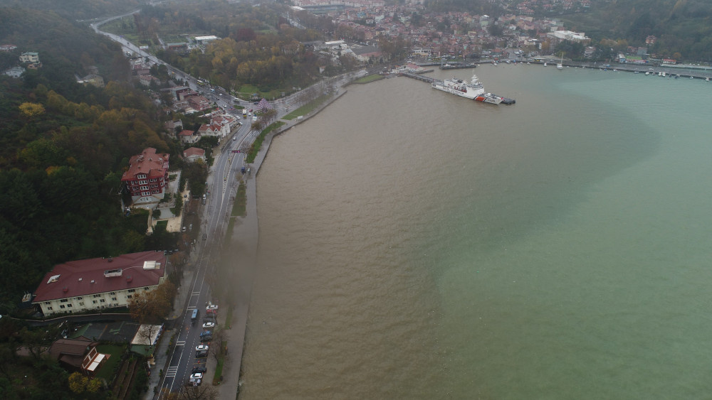 İstanbul Boğazı sağanak sonrası çamurla kaplandı