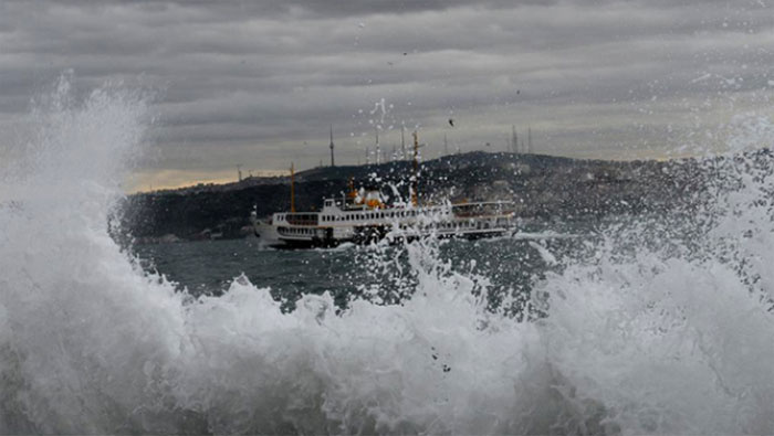 Fırtına İstanbul'u vurdu AKOM'dan sonra Meteoroloji'den de uyarı geldi